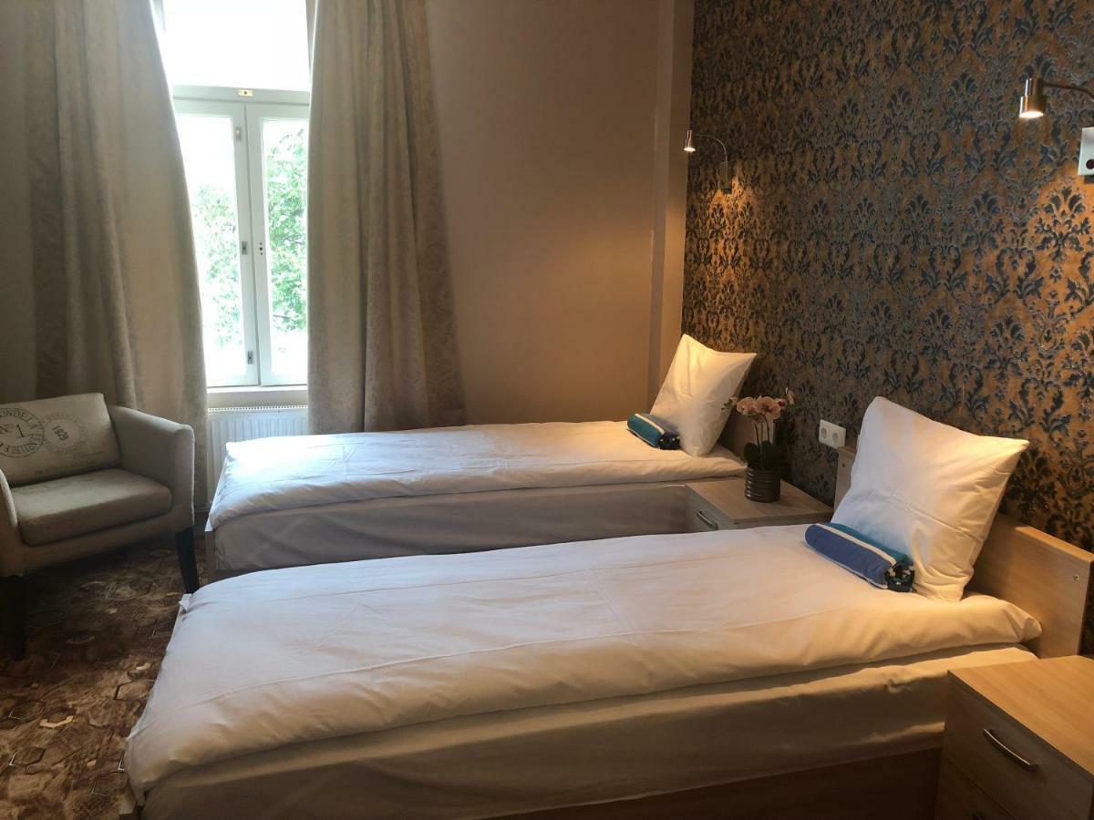 Villa Kadriorg Hostel タリン エクステリア 写真