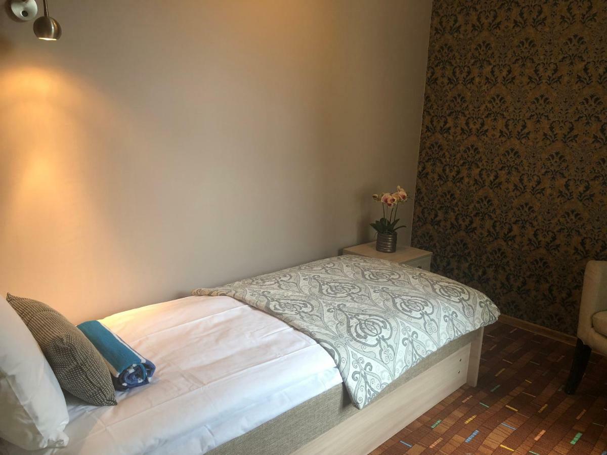 Villa Kadriorg Hostel タリン エクステリア 写真
