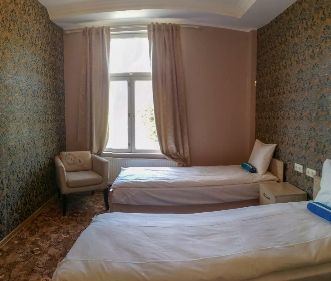 Villa Kadriorg Hostel タリン エクステリア 写真