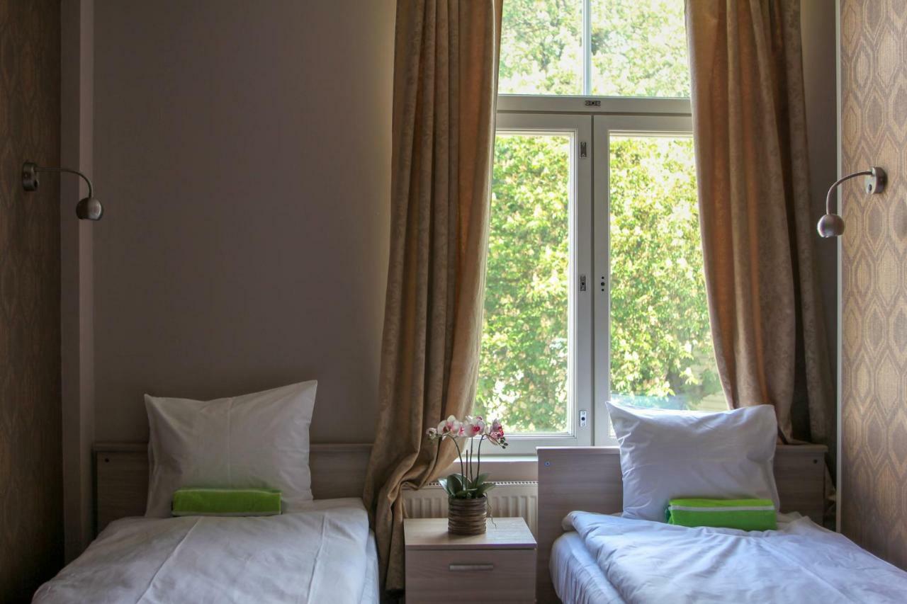 Villa Kadriorg Hostel タリン エクステリア 写真