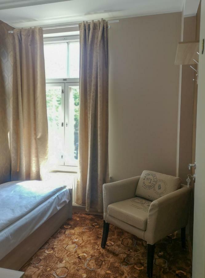 Villa Kadriorg Hostel タリン エクステリア 写真