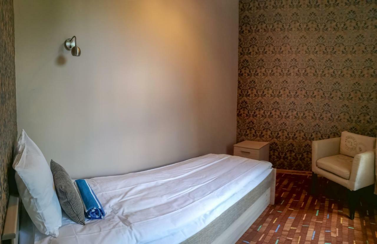Villa Kadriorg Hostel タリン エクステリア 写真