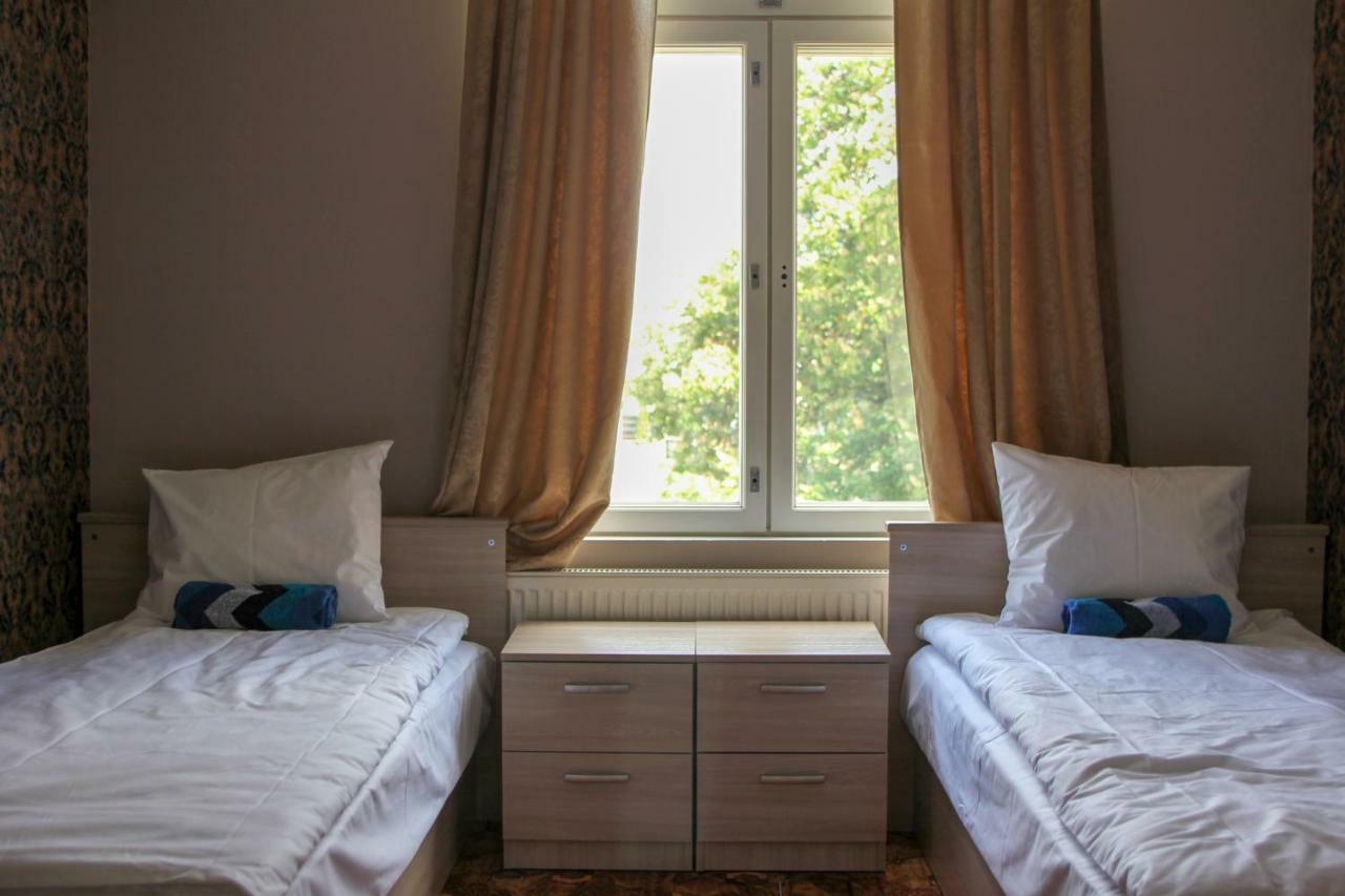 Villa Kadriorg Hostel タリン エクステリア 写真