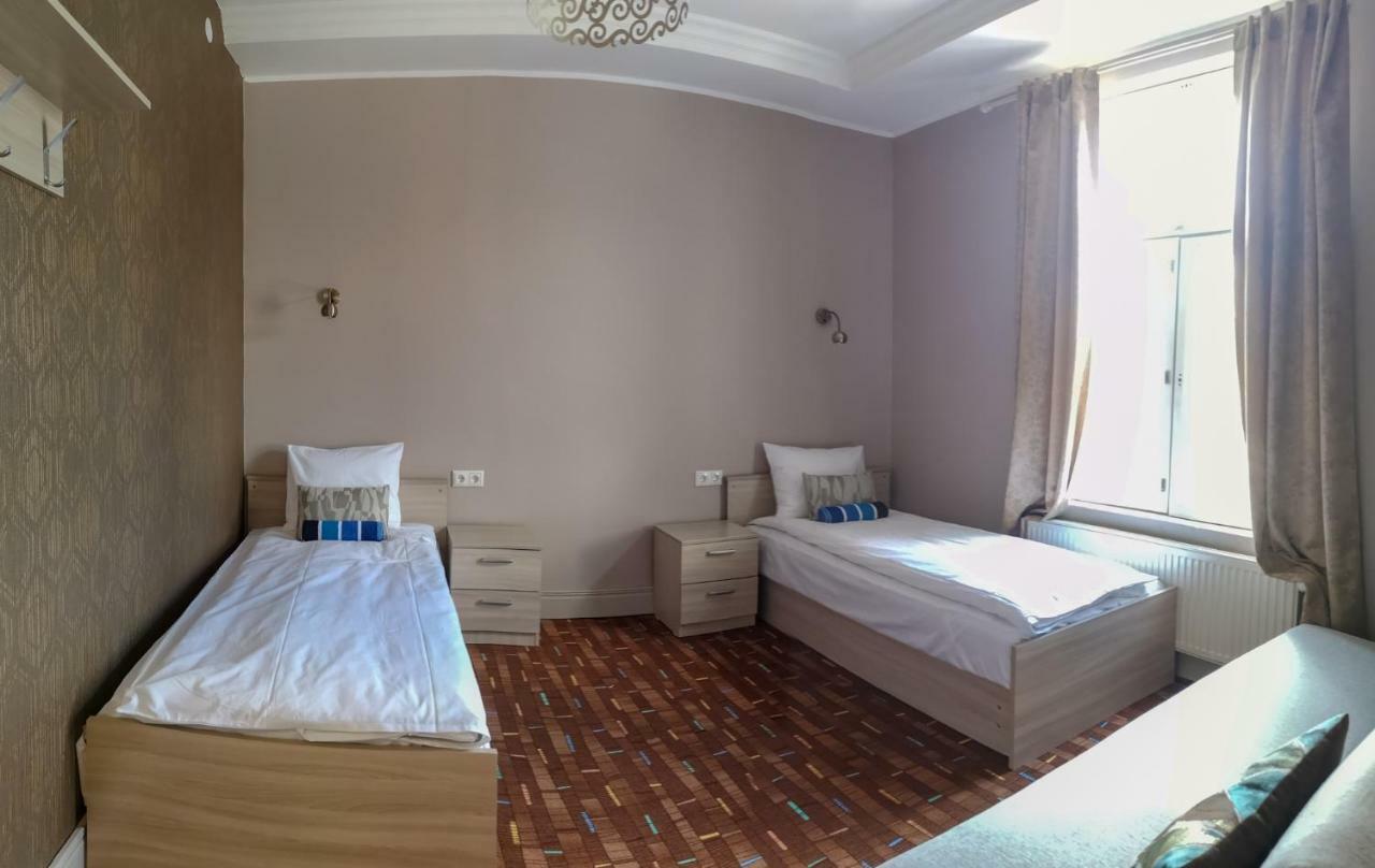 Villa Kadriorg Hostel タリン エクステリア 写真
