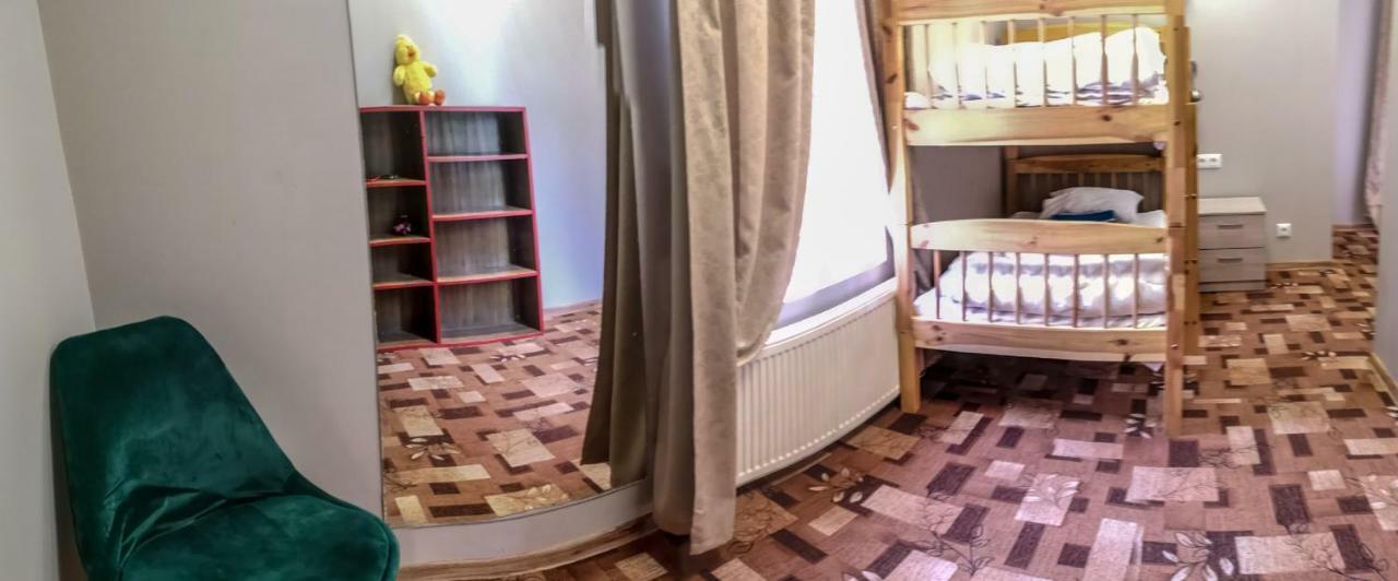 Villa Kadriorg Hostel タリン エクステリア 写真